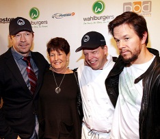 Mark Wahlberg, su mamá y sus hermanos durante la inauguración del local